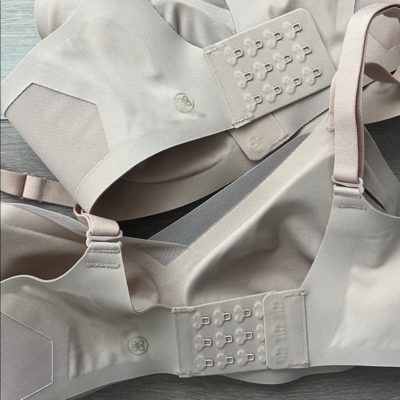 Two Honeylove CrossOver Bras - Picture 8 of 10